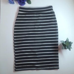 CHARLOTTE RUSSE SKIRT WITH BLACK AND WITHE HORIZONTAL LINES